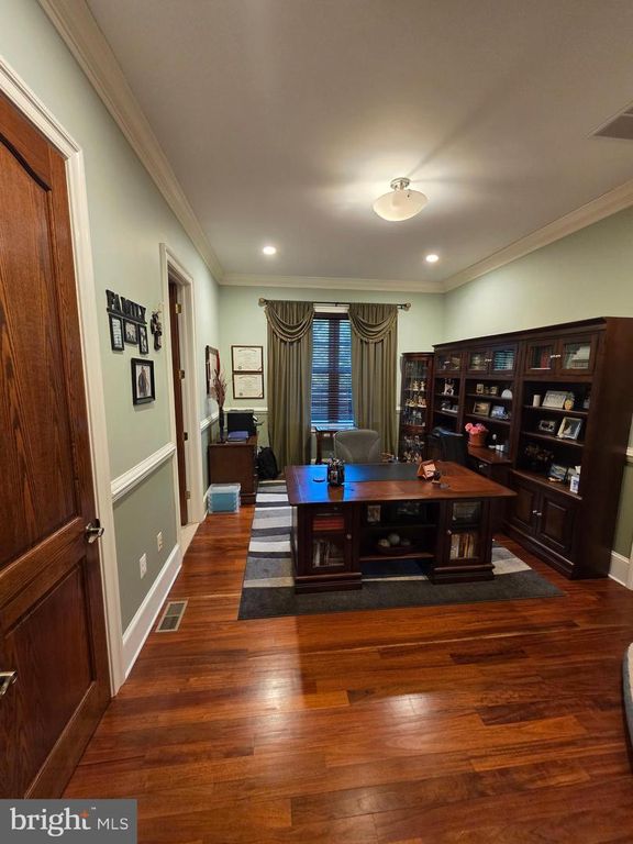 Image 8 of property listing at 7205 S FLINT HILL RD S, Owings, MD 20736