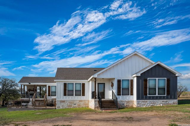 208 WELL PAD RD, George West, TX 78022