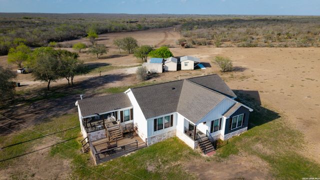 208 WELL PAD RD, George West, TX 78022