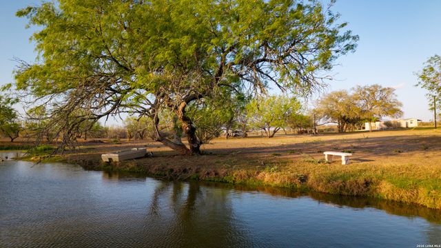 208 WELL PAD RD, George West, TX 78022