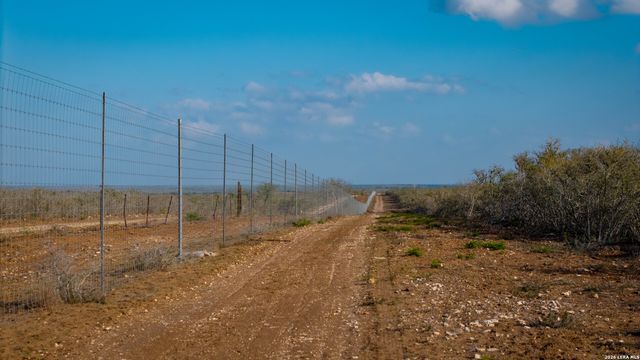 208 WELL PAD RD, George West, TX 78022
