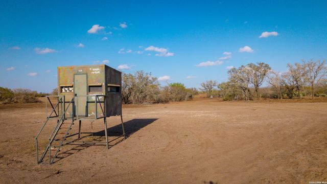 208 WELL PAD RD, George West, TX 78022