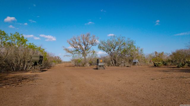 208 WELL PAD RD, George West, TX 78022