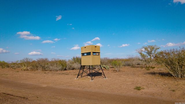208 WELL PAD RD, George West, TX 78022