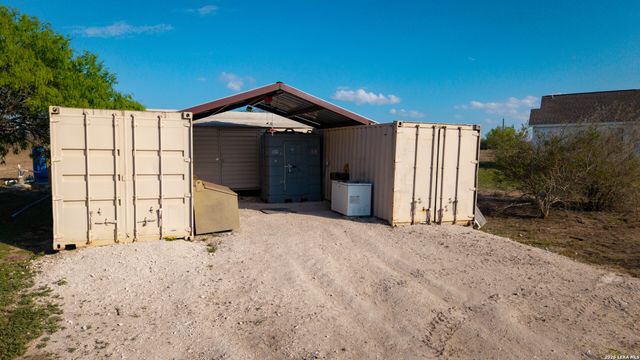 208 WELL PAD RD, George West, TX 78022