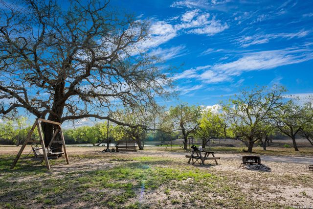 208 WELL PAD RD, George West, TX 78022