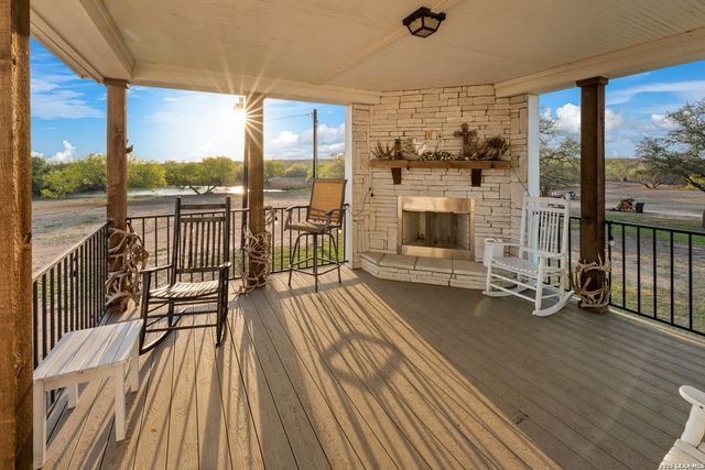 208 WELL PAD RD, George West, TX 78022