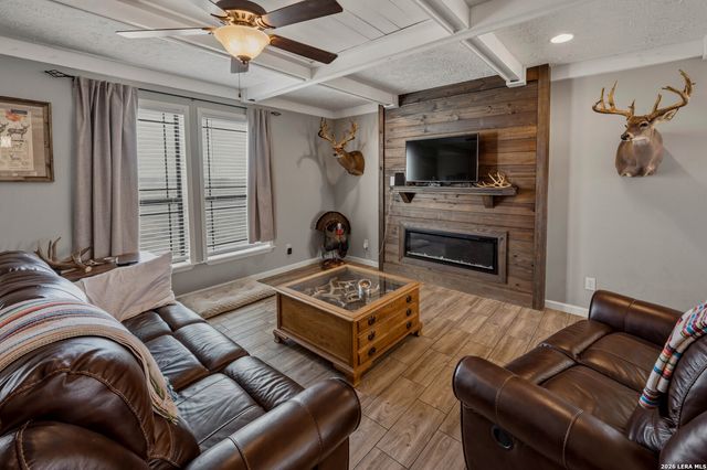 208 WELL PAD RD, George West, TX 78022