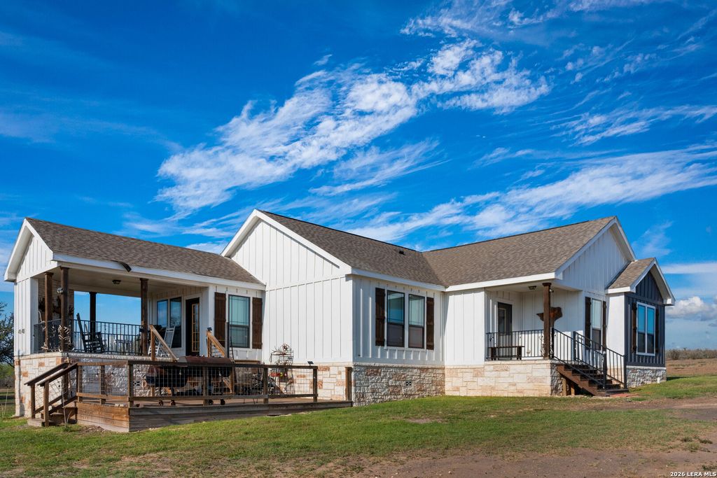 208 WELL PAD RD, George West, TX 78022