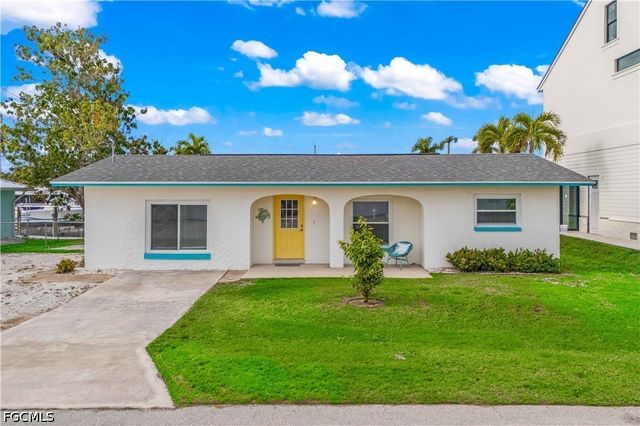 2742 Bruce ST, Matlacha, FL 33993