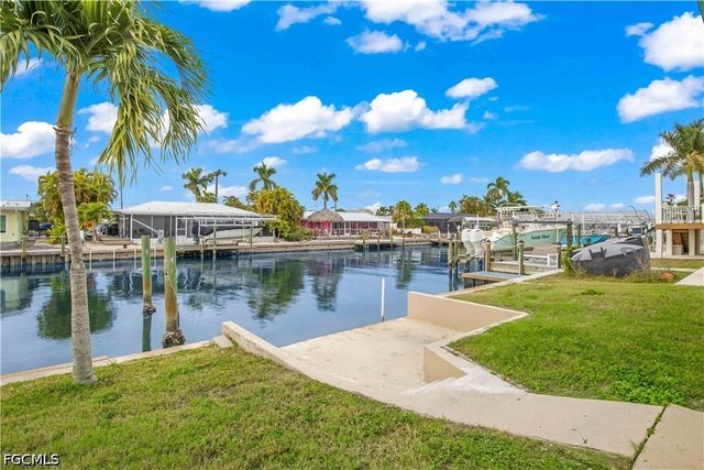 2742 Bruce ST, Matlacha, FL 33993