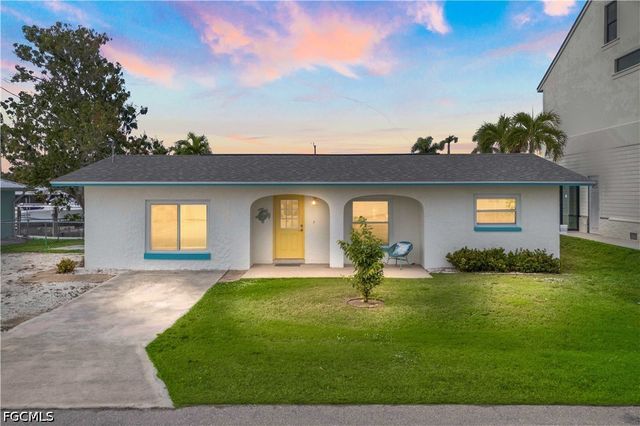 2742 Bruce ST, Matlacha, FL 33993