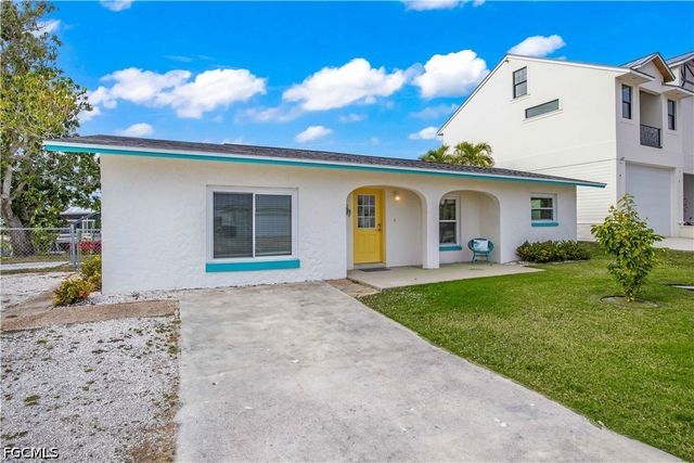 2742 Bruce ST, Matlacha, FL 33993
