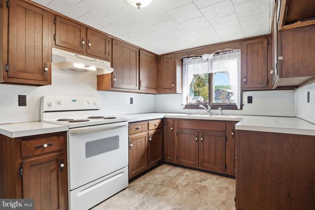 5566 BLUE HILL RD, Glenville, PA 17329