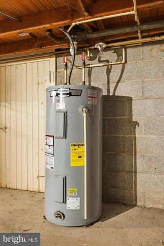 5566 BLUE HILL RD, Glenville, PA 17329