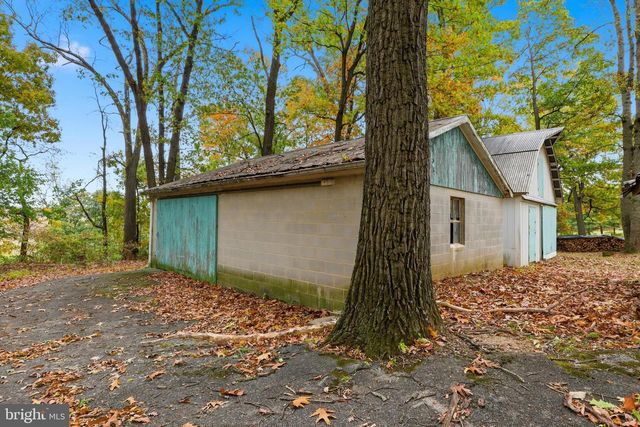 5566 BLUE HILL RD, Glenville, PA 17329
