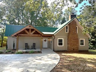 1921 Woodridge Drive, Hickory, NC 28602
