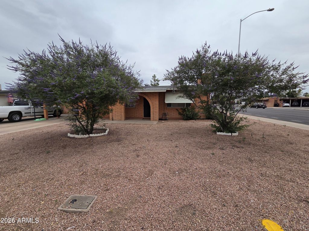 Image 2 of property listing at 1121 N WEDGEWOOD Circle, Mesa, AZ 85203
