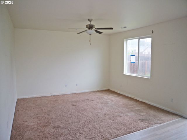 1421 W 15TH Ave, La Center, WA 98629