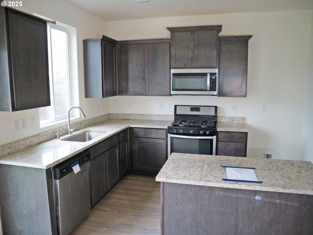 1421 W 15TH Ave, La Center, WA 98629