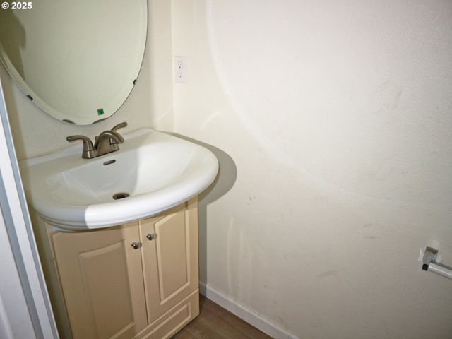 1421 W 15TH Ave, La Center, WA 98629