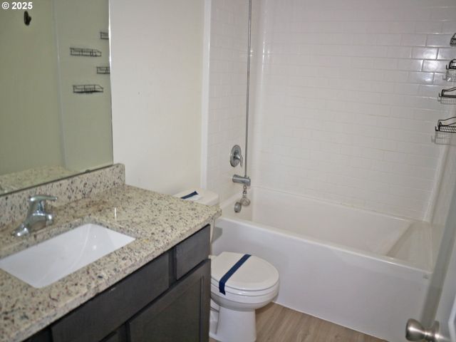 1421 W 15TH Ave, La Center, WA 98629