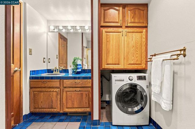 890 Holly Hill Dr, Walnut Creek, CA 94596