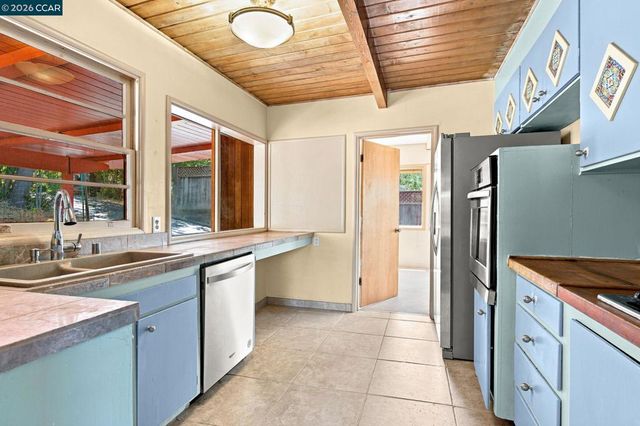 890 Holly Hill Dr, Walnut Creek, CA 94596