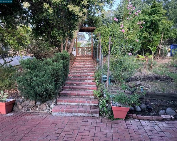 890 Holly Hill Dr, Walnut Creek, CA 94596