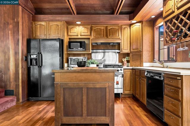 890 Holly Hill Dr, Walnut Creek, CA 94596