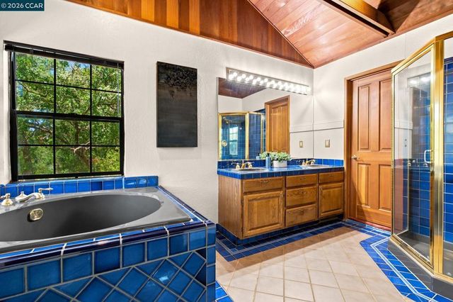 890 Holly Hill Dr, Walnut Creek, CA 94596