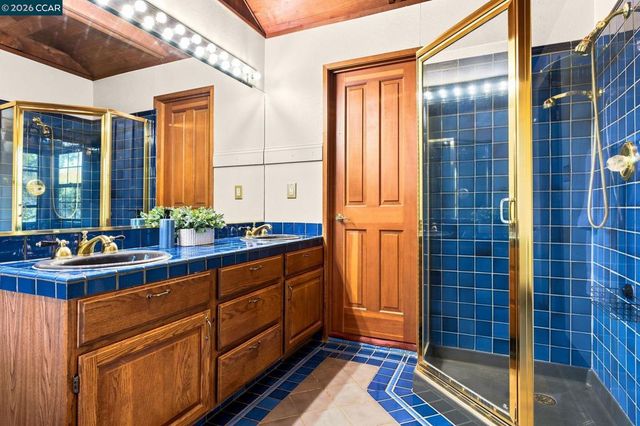 890 Holly Hill Dr, Walnut Creek, CA 94596