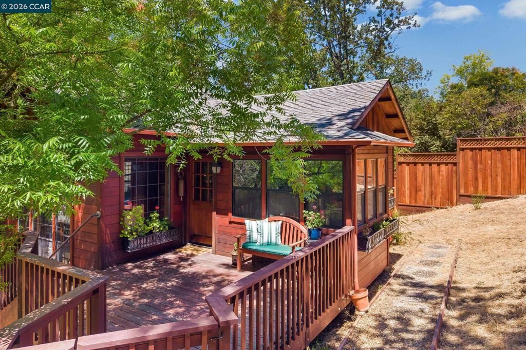 Image 13 of property listing at 890 Holly Hill Dr, Walnut Creek, CA 94596