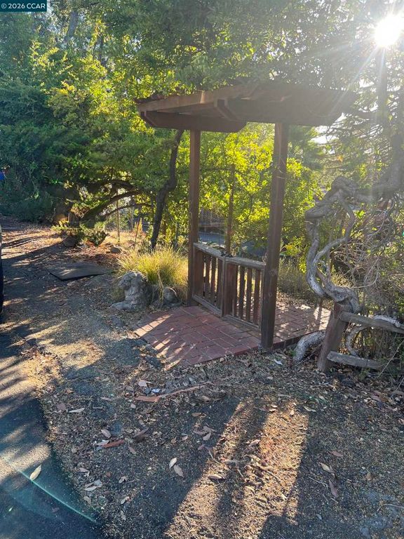 Image 30 of property listing at 890 Holly Hill Dr, Walnut Creek, CA 94596