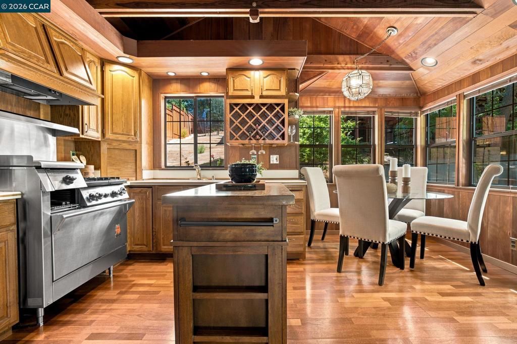Image 4 of property listing at 890 Holly Hill Dr, Walnut Creek, CA 94596