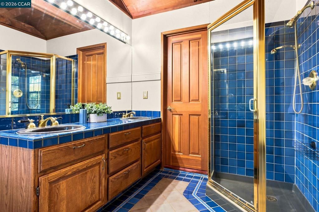 Image 9 of property listing at 890 Holly Hill Dr, Walnut Creek, CA 94596