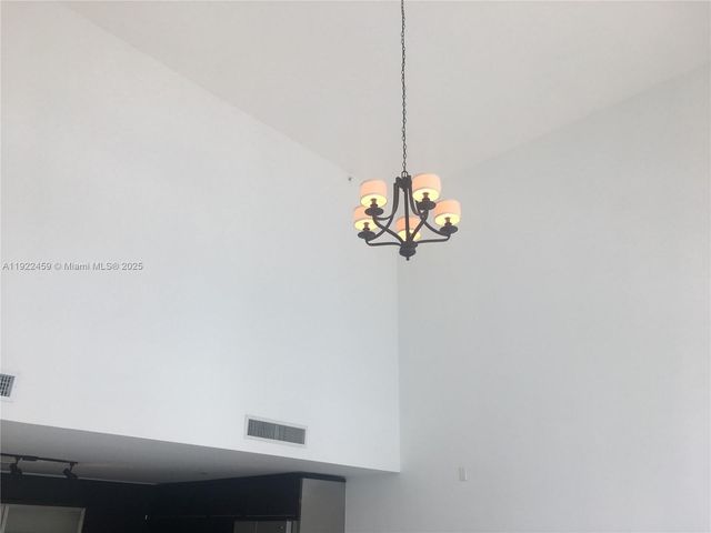 6000 Collins Ave 521, Miami Beach, FL 33140