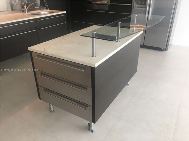 6000 Collins Ave 521, Miami Beach, FL 33140