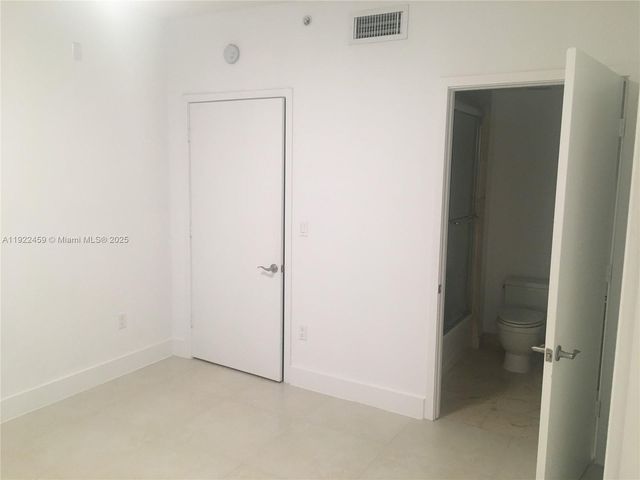 6000 Collins Ave 521, Miami Beach, FL 33140