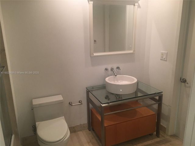 6000 Collins Ave 521, Miami Beach, FL 33140