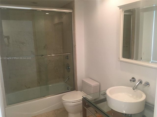 6000 Collins Ave 521, Miami Beach, FL 33140