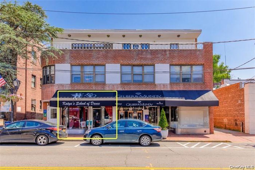 5 Bond Street 1, Great Neck, NY 11021 — exterior