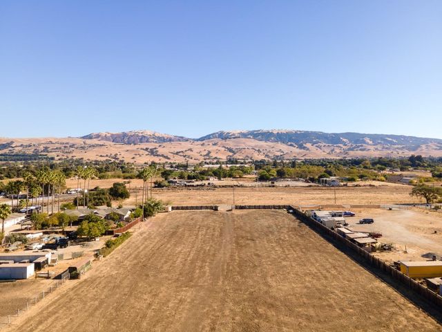 13705 Sycamore Avenue, San Martin, CA 95046