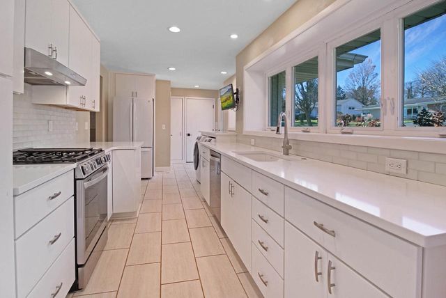 323 Ridge ROAD, Lake Geneva, WI 53147