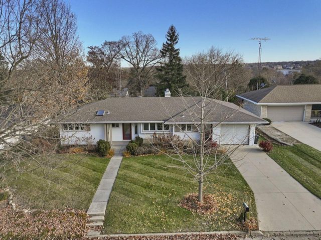 323 Ridge ROAD, Lake Geneva, WI 53147