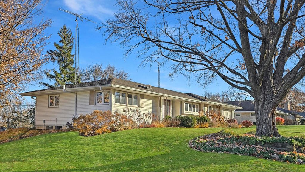 323 Ridge ROAD, Lake Geneva, WI 53147