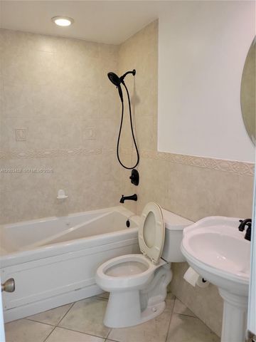 1821 NE 40th Court 302, Pompano Beach, FL 33064