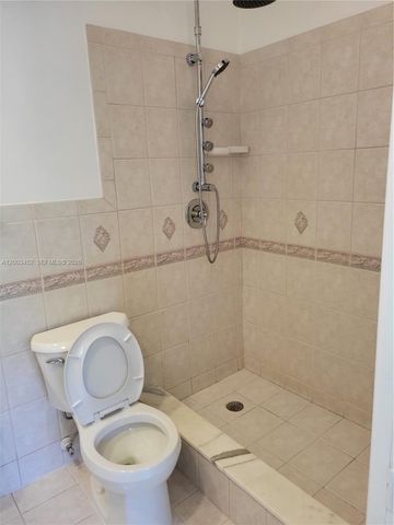 1821 NE 40th Court 302, Pompano Beach, FL 33064