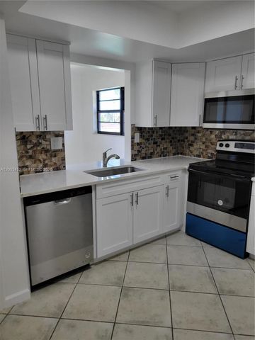 1821 NE 40th Court 302, Pompano Beach, FL 33064