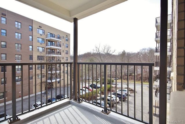 25 Stewart Place 412, Mount Kisco, NY 10549